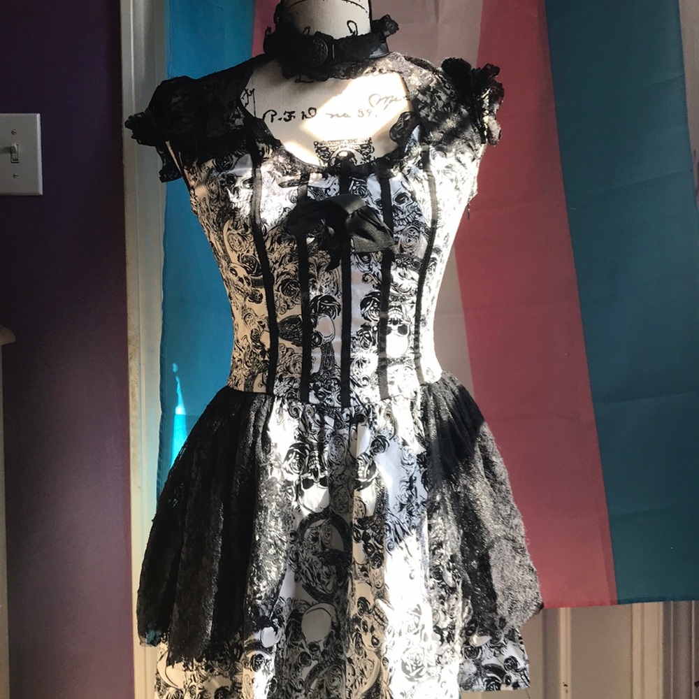 A steampunk black and white skull dress